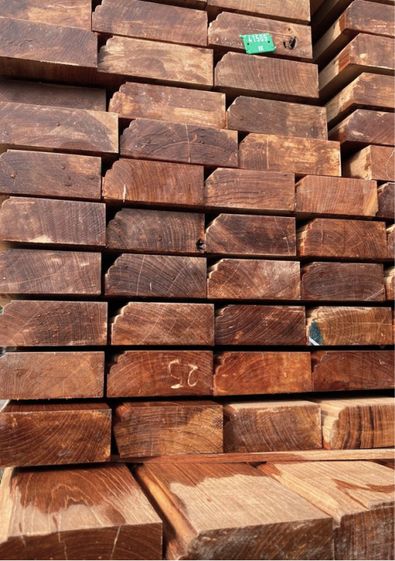 Holzbohlen gestapelt