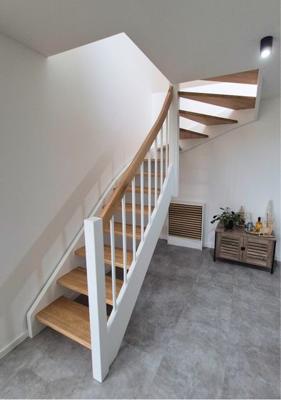 Weiß-braune Treppen